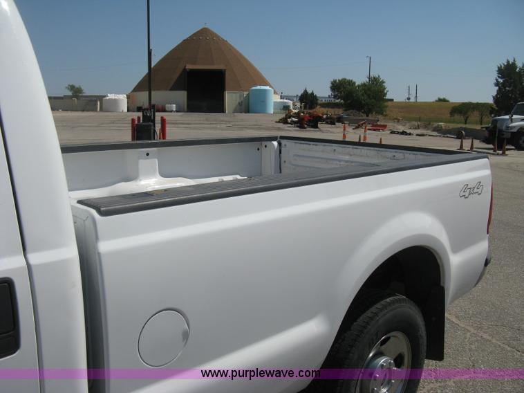image for item E7930 2006 Ford F250 Super Duty XLT Crew Cab pickup truck