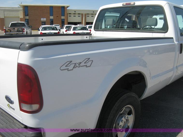 image for item E7930 2006 Ford F250 Super Duty XLT Crew Cab pickup truck
