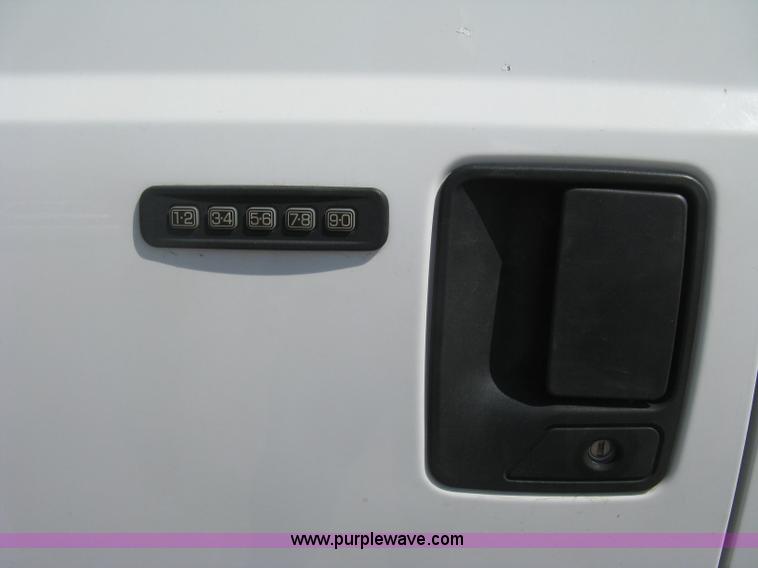 image for item E7930 2006 Ford F250 Super Duty XLT Crew Cab pickup truck