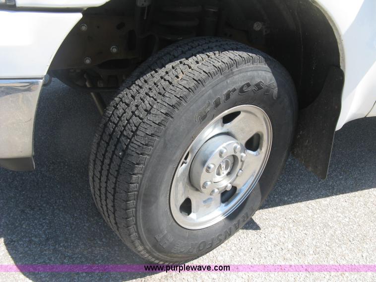 image for item E7930 2006 Ford F250 Super Duty XLT Crew Cab pickup truck