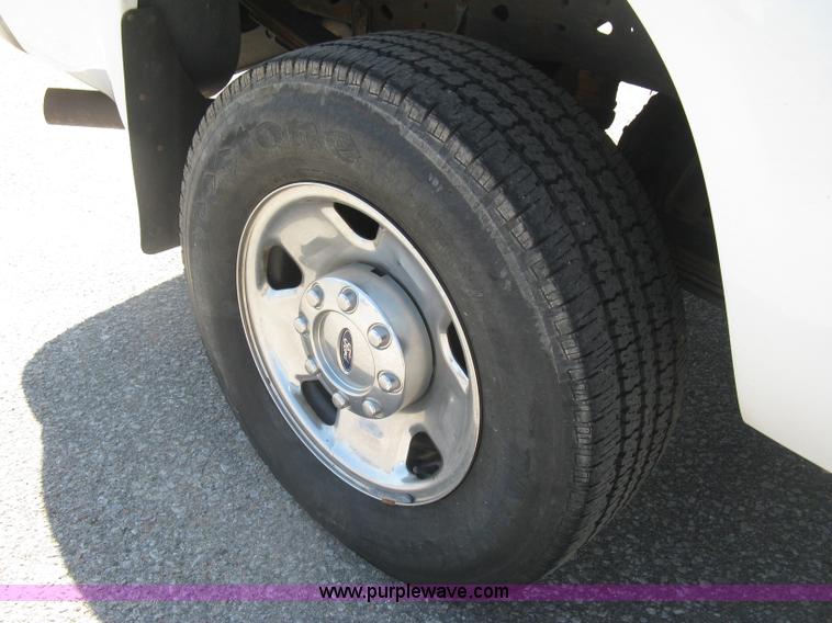 image for item E7930 2006 Ford F250 Super Duty XLT Crew Cab pickup truck