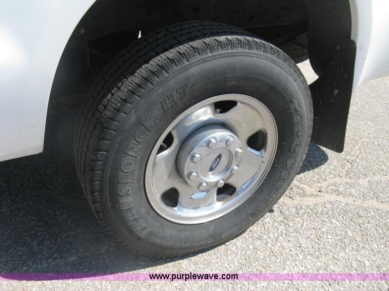 image for item E7930 2006 Ford F250 Super Duty XLT Crew Cab pickup truck