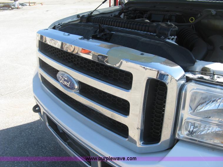 image for item E7930 2006 Ford F250 Super Duty XLT Crew Cab pickup truck