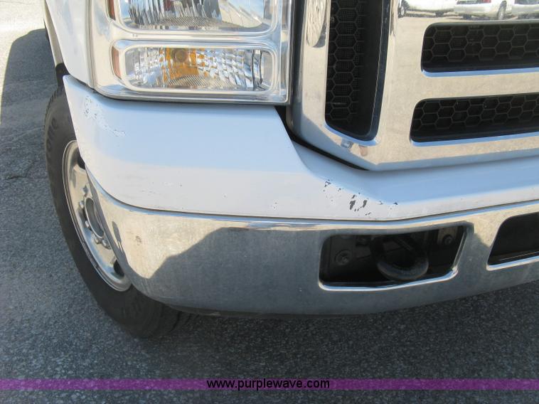 image for item E7930 2006 Ford F250 Super Duty XLT Crew Cab pickup truck