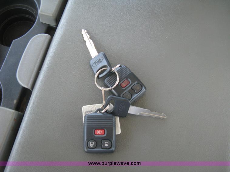 image for item E7930 2006 Ford F250 Super Duty XLT Crew Cab pickup truck