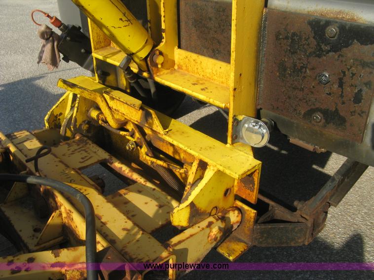 image for item E7938 2001 GMC C7500 dump truck