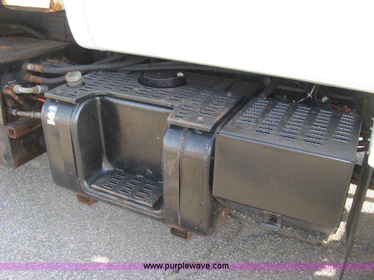 image for item E7938 2001 GMC C7500 dump truck