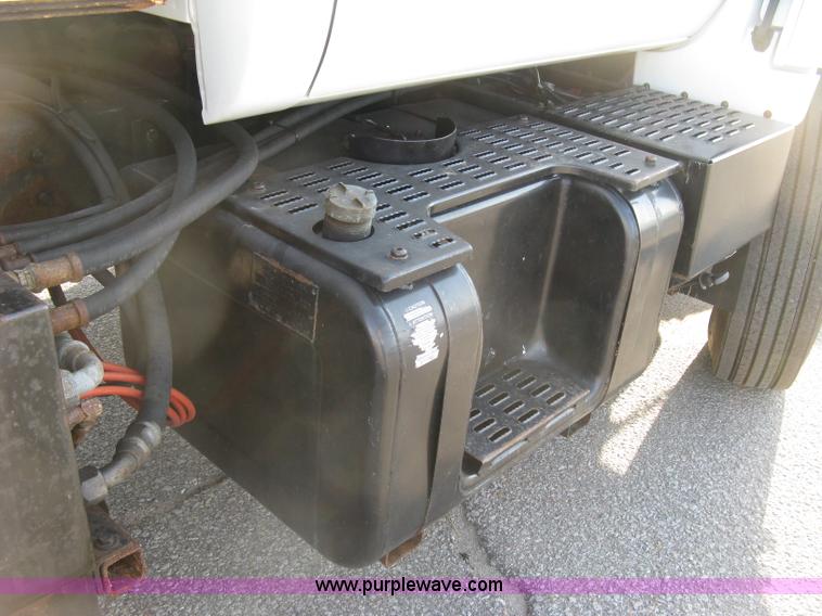 image for item E7938 2001 GMC C7500 dump truck