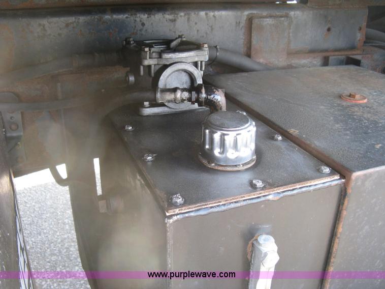 image for item E7938 2001 GMC C7500 dump truck