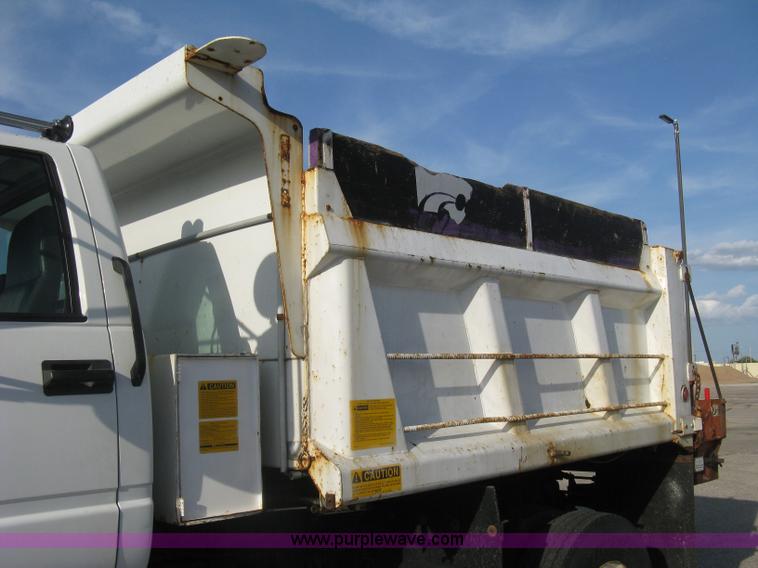 image for item E7938 2001 GMC C7500 dump truck