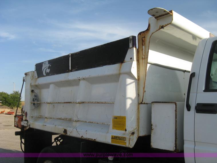image for item E7938 2001 GMC C7500 dump truck