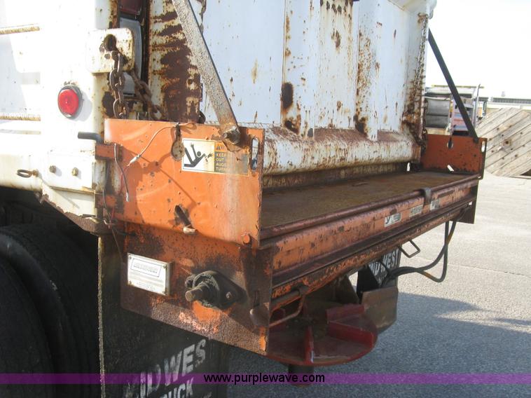 image for item E7938 2001 GMC C7500 dump truck