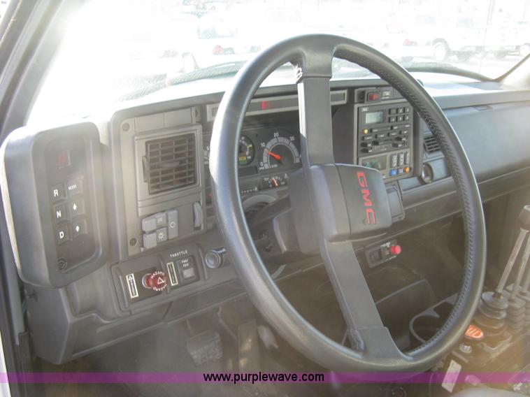 image for item E7938 2001 GMC C7500 dump truck