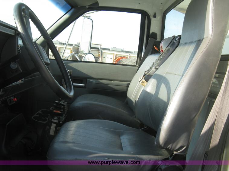 image for item E7938 2001 GMC C7500 dump truck