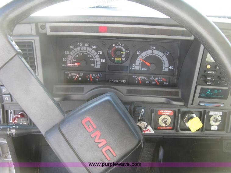 image for item E7938 2001 GMC C7500 dump truck