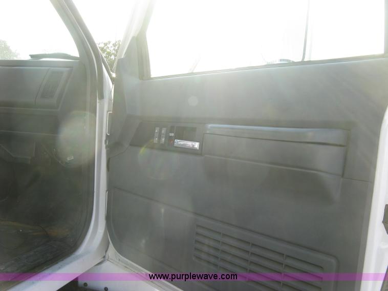 image for item E7938 2001 GMC C7500 dump truck