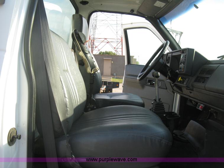 image for item E7938 2001 GMC C7500 dump truck