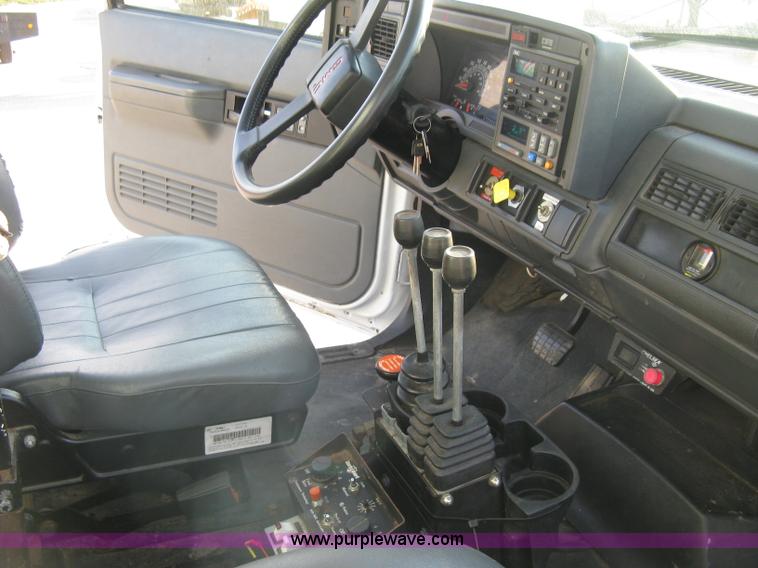 image for item E7938 2001 GMC C7500 dump truck