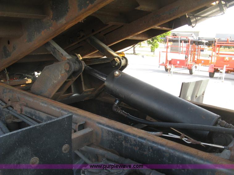 image for item E7938 2001 GMC C7500 dump truck