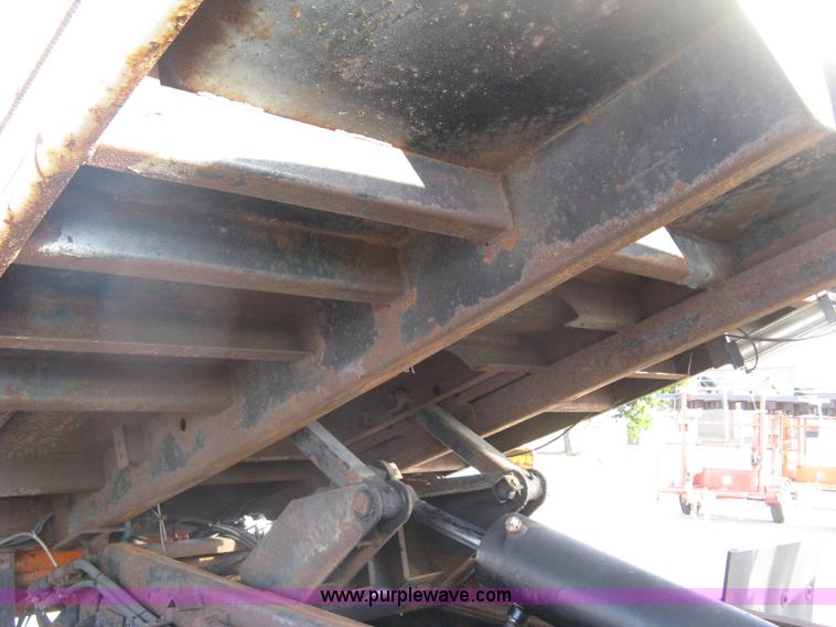 image for item E7938 2001 GMC C7500 dump truck