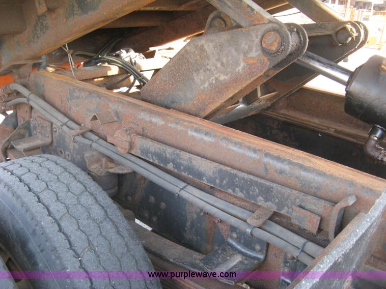 image for item E7938 2001 GMC C7500 dump truck