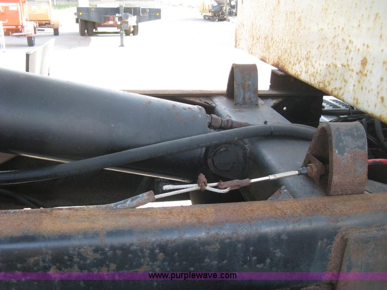 image for item E7938 2001 GMC C7500 dump truck