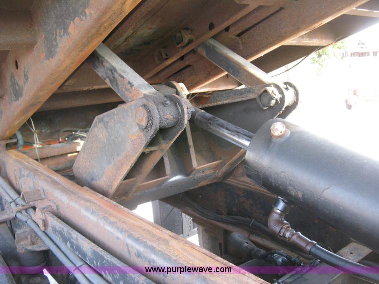 image for item E7938 2001 GMC C7500 dump truck