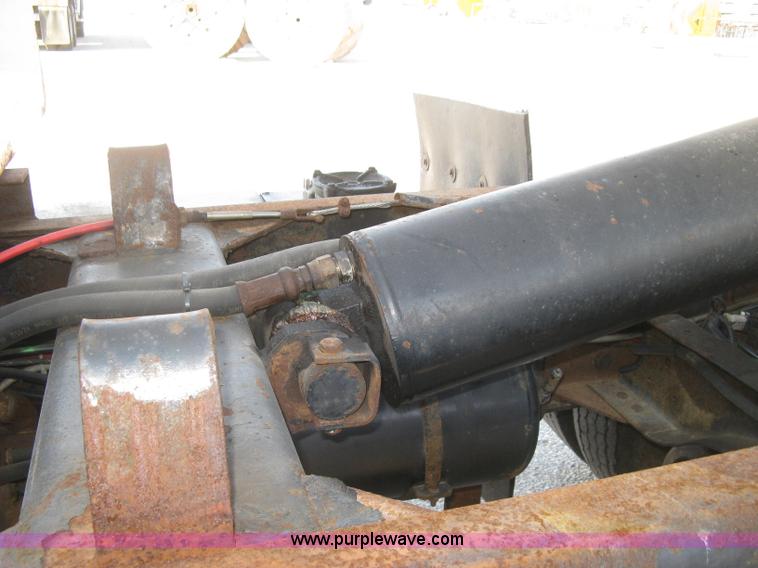 image for item E7938 2001 GMC C7500 dump truck