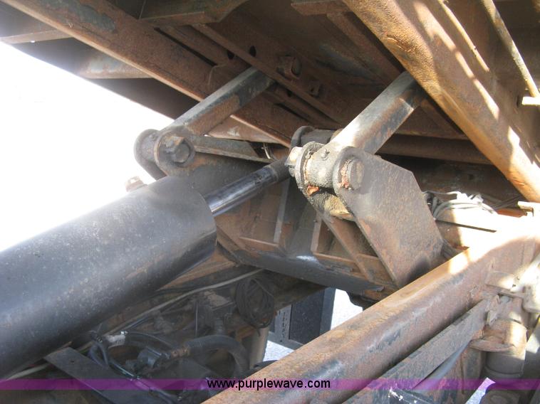 image for item E7938 2001 GMC C7500 dump truck