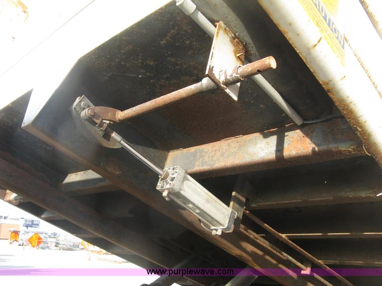 image for item E7938 2001 GMC C7500 dump truck