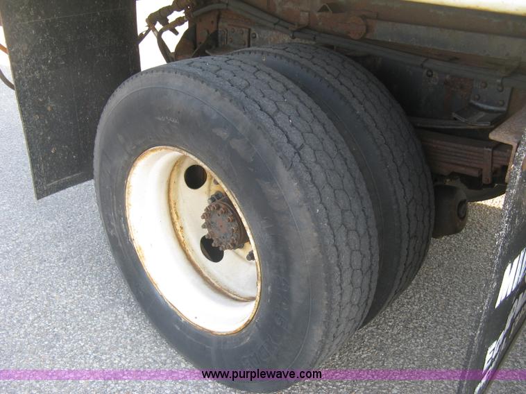 image for item E7938 2001 GMC C7500 dump truck