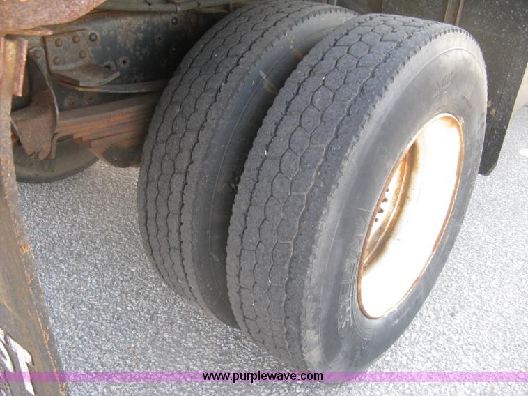 image for item E7938 2001 GMC C7500 dump truck