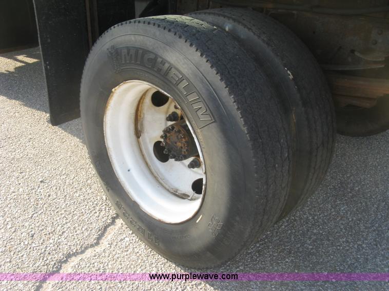 image for item E7938 2001 GMC C7500 dump truck