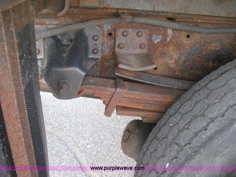 image for item E7938 2001 GMC C7500 dump truck