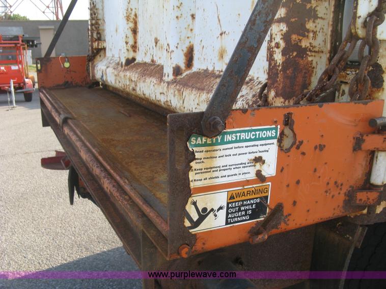 image for item E7938 2001 GMC C7500 dump truck