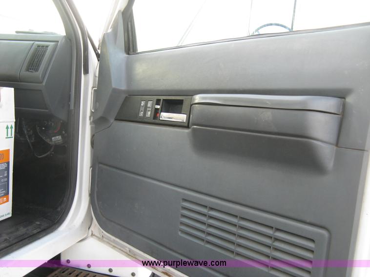 image for item E7939 2001 GMC C7500 dump truck