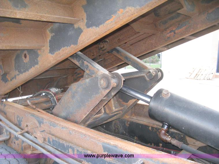 image for item E7939 2001 GMC C7500 dump truck