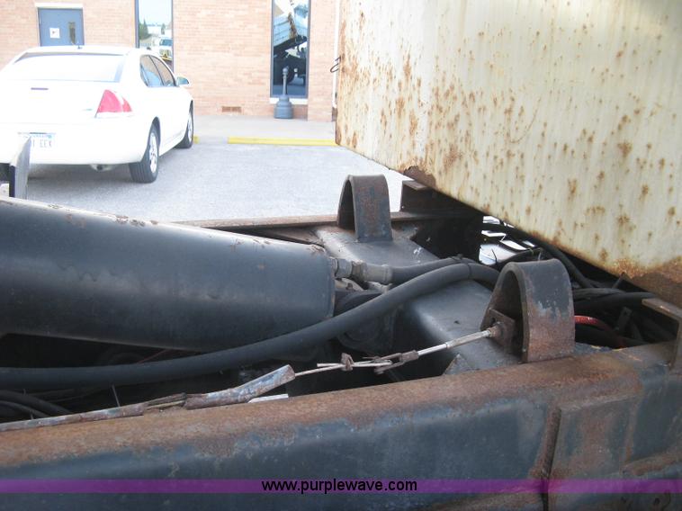 image for item E7939 2001 GMC C7500 dump truck