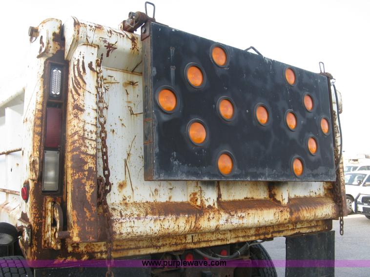 image for item E7939 2001 GMC C7500 dump truck