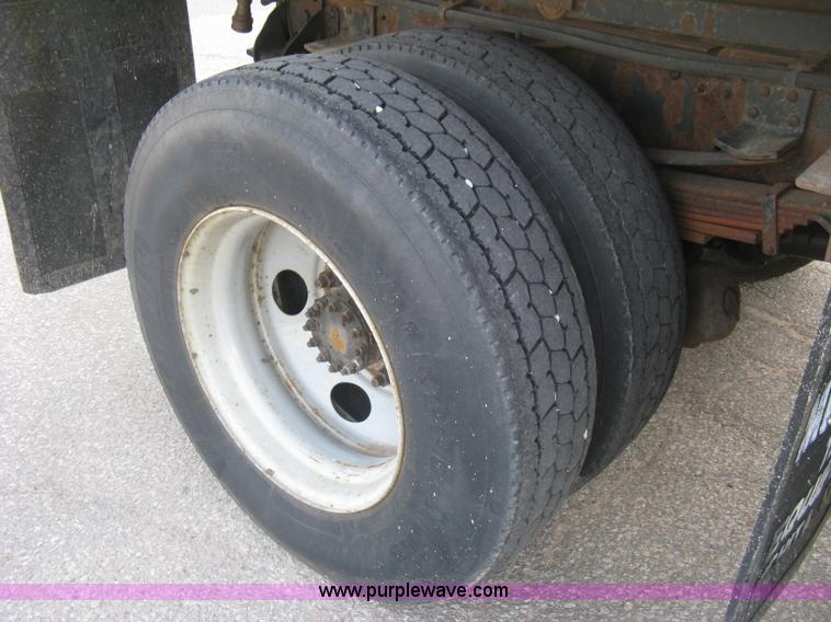 image for item E7939 2001 GMC C7500 dump truck