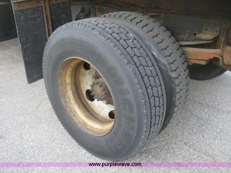 image for item E7939 2001 GMC C7500 dump truck