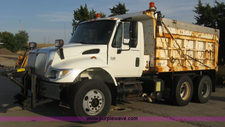 image for item E7940 2004 International 7400 dump truck