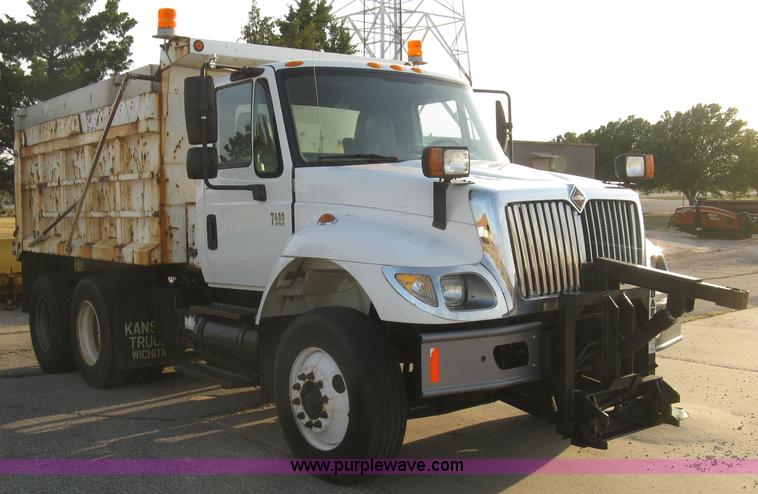 image for item E7940 2004 International 7400 dump truck