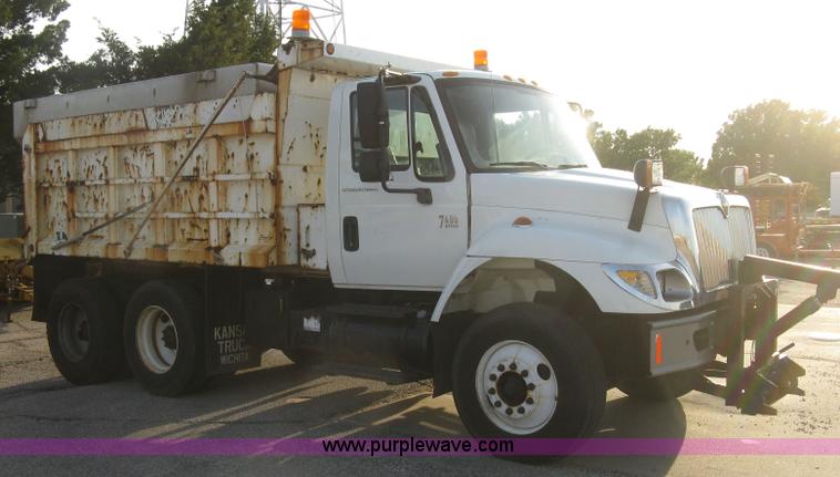 image for item E7940 2004 International 7400 dump truck