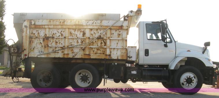 image for item E7940 2004 International 7400 dump truck