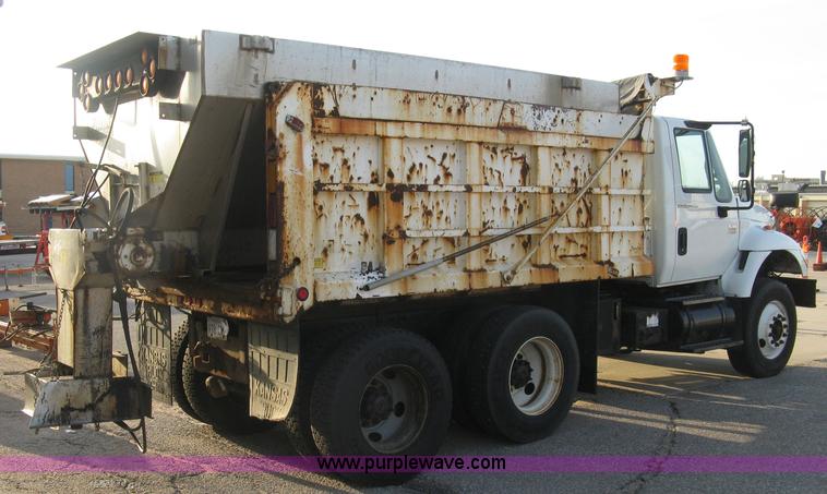 image for item E7940 2004 International 7400 dump truck