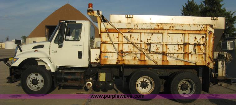 image for item E7940 2004 International 7400 dump truck