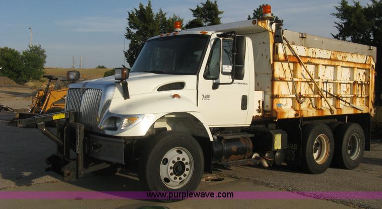 image for item E7940 2004 International 7400 dump truck