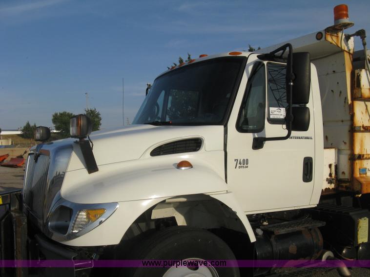 image for item E7940 2004 International 7400 dump truck