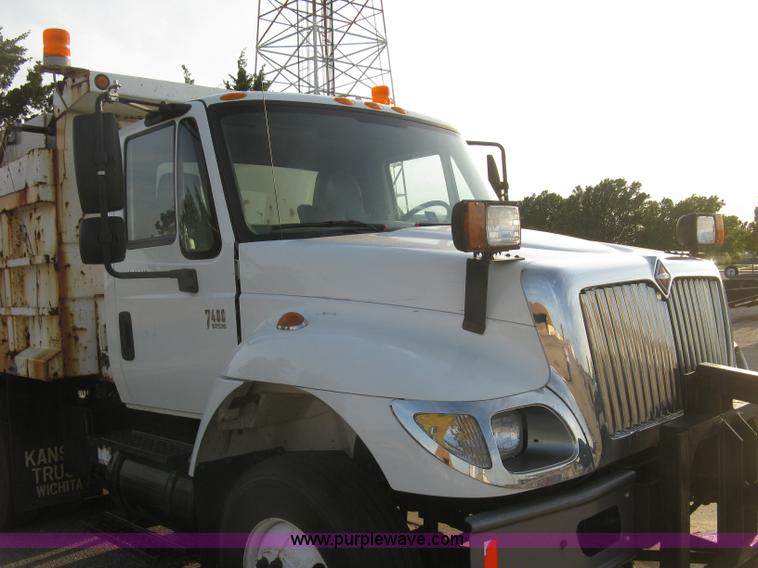 image for item E7940 2004 International 7400 dump truck